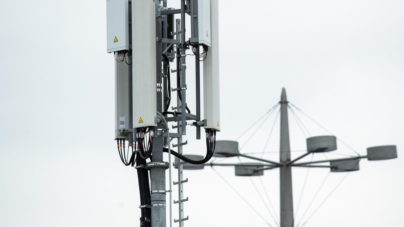 Mobilfunkantennen für das 5G-Netz (kleine graue Kästen) sind an der Spitze eines Mobilfunkmastes angebracht: Der Mobilfunkanbieter Vodafone nimmt am 15.08.2019 die erste 5G-Stationen in Betrieb.