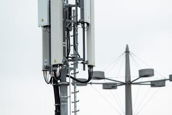 Mobilfunkantennen für das 5G-Netz (kleine graue Kästen) sind an der Spitze eines Mobilfunkmastes angebracht: Der Mobilfunkanbieter Vodafone nimmt am 15.08.2019 die erste 5G-Stationen in Betrieb.