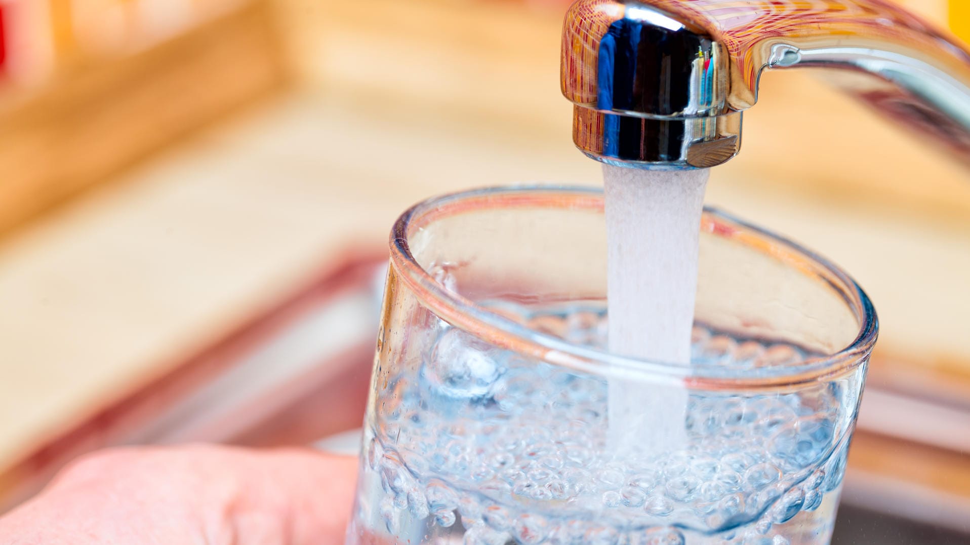 Leitungswasser: Trinkwasserqualität zu erreichen, wird immer aufwendiger.