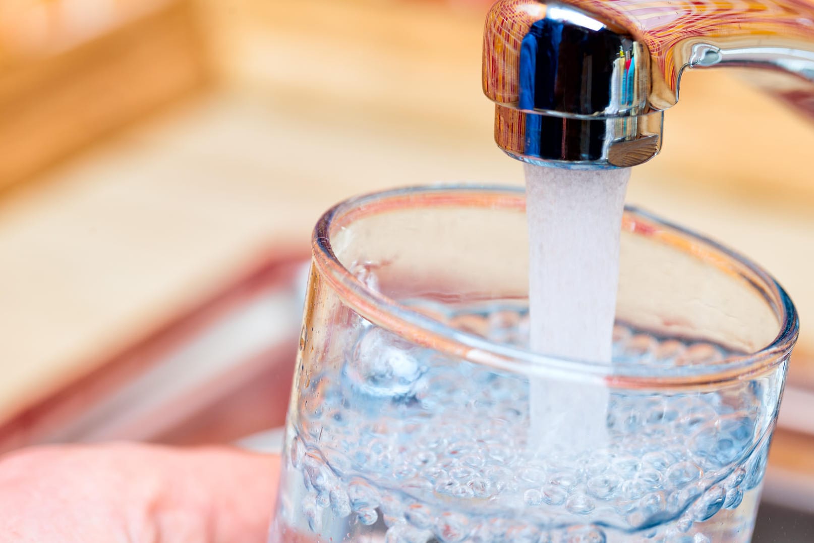 Leitungswasser: Trinkwasserqualität zu erreichen, wird immer aufwendiger.