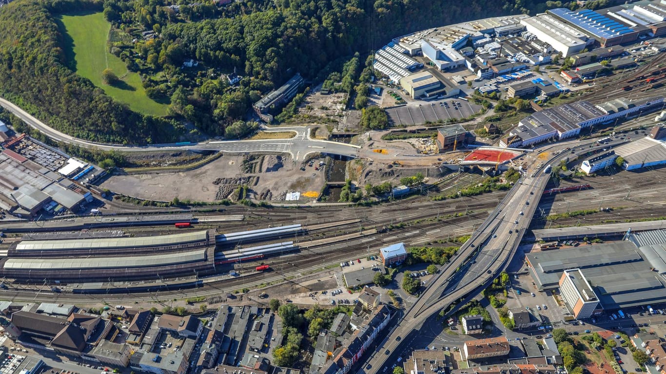 Luftbild der Baustelle für die Bahnhofshinterfahrung: Spätestens Anfang Dezember sollen hier Autos fahren.