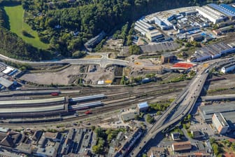 Luftbild der Baustelle für die Bahnhofshinterfahrung: Spätestens Anfang Dezember sollen hier Autos fahren.