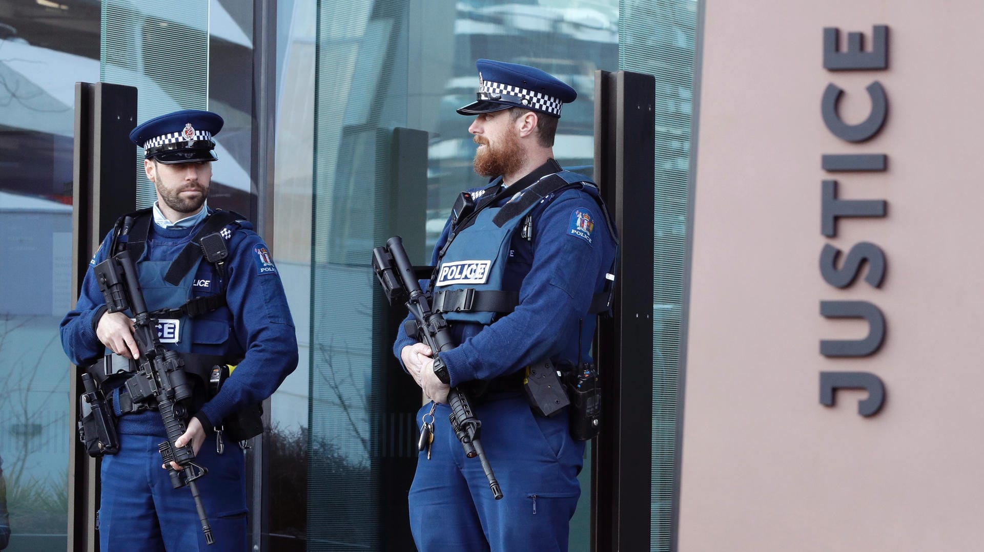 Bewaffnete Polizisten stehen vor einem Gerichtsgebäude in Neuseeland