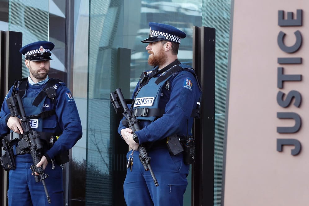 Bewaffnete Polizisten stehen vor einem Gerichtsgebäude in Neuseeland