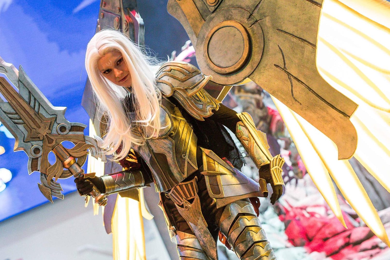 Ein Teilnehmer der Gamescom 2018 posiert im Kostüm: Zur Videospielemesse in Köln werden 370.000 Besucher erwartet.