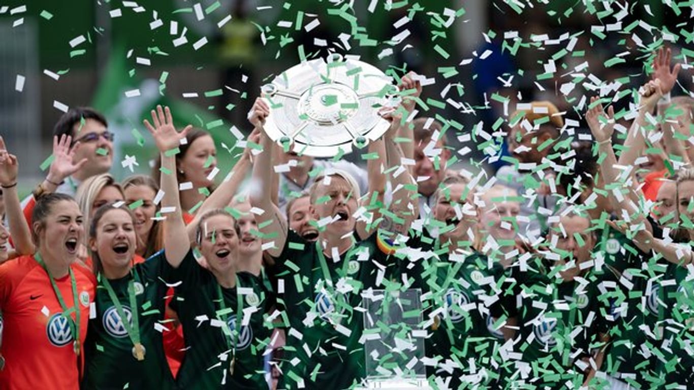 Der Spielerinnen des VfL Wolfsburg feiern die Deutsche Meisterschaft.