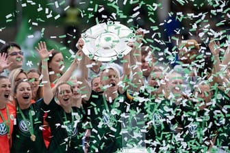 Der Spielerinnen des VfL Wolfsburg feiern die Deutsche Meisterschaft.