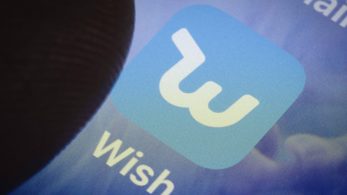 Die App von Wish.com wird auf einem Smartphone angezeigt: Verbraucherschützer raten vom Shopping auf der Billig-Plattform ab.