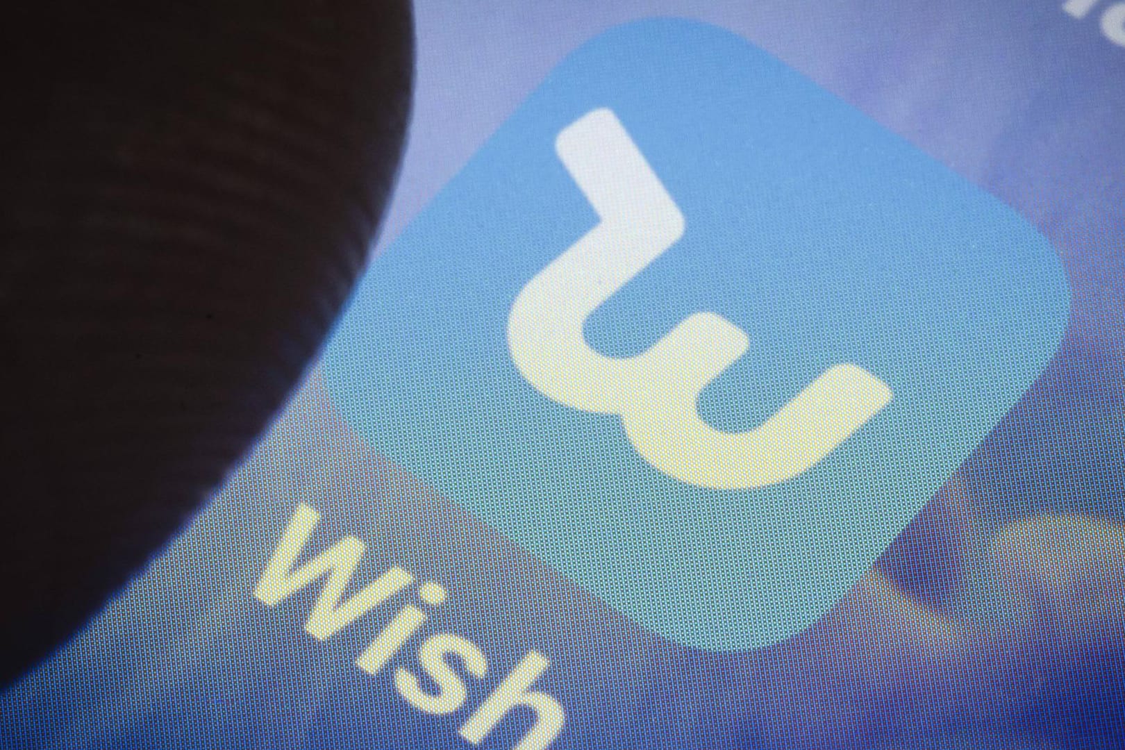 Die App von Wish.com wird auf einem Smartphone angezeigt: Verbraucherschützer raten vom Shopping auf der Billig-Plattform ab.