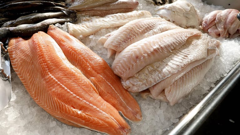 Fisch in der Auslage: Die Deutschen essen mehr Fisch als im Vorjahr.