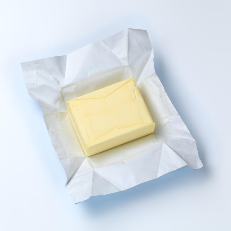 Butter im Papier: Bezeichnungen wie Alpenbutter, Weide- oder Bergbauernbutter sind nicht gesetzlich geregelt.