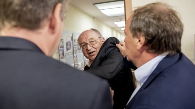 DOH-Vorsitzender Michael Lehner (r) verwehrt dem Anti-Doping-Experten Werner Franke den Zutritt. DOH-Vorsitzender Michael Lehner (r) verwehrt dem Anti-Doping-Experten Werner Franke den Zutritt.
