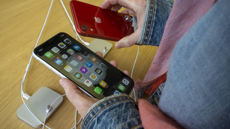 Eine Kundin sieht sich ein iPhone XR im Apple Store an: Im Herbst 2019 werden voraussichtlich die neuen Modelle vorgestellt.