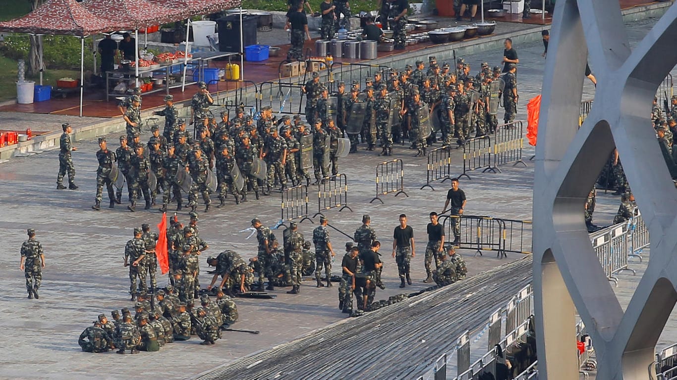 An der Grenze zu Hongkong: Sicherheitskräfte der Bewaffneten Volkspolizei trainierten am Donnerstag in einem Sportstadion in der Metropole Shenzhen.