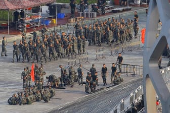 An der Grenze zu Hongkong: Sicherheitskräfte der Bewaffneten Volkspolizei trainierten am Donnerstag in einem Sportstadion in der Metropole Shenzhen.