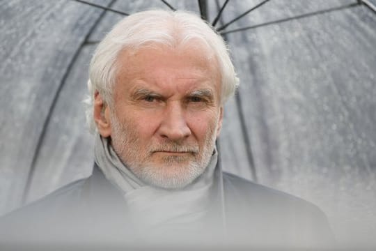Leverkusen Sport-Geschäftsführer Rudi Völler sieht die Fußballer nicht unter einem allzu großen Druck.