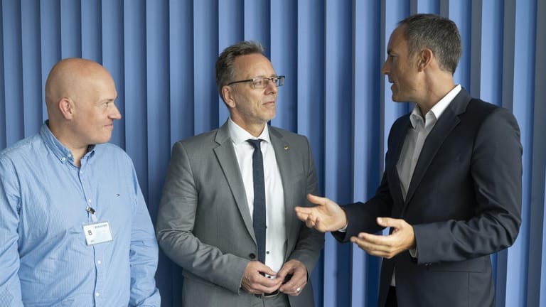 BKA-Präsident Holger Münch (Mitte) mit den Redakteuren Lars Wienand und Florian Harms.
