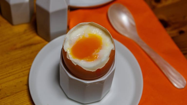 Gekochtes Frühstücksei: Die Rolle von Eiern für den Cholesteringehalt wird häufig überschätzt.