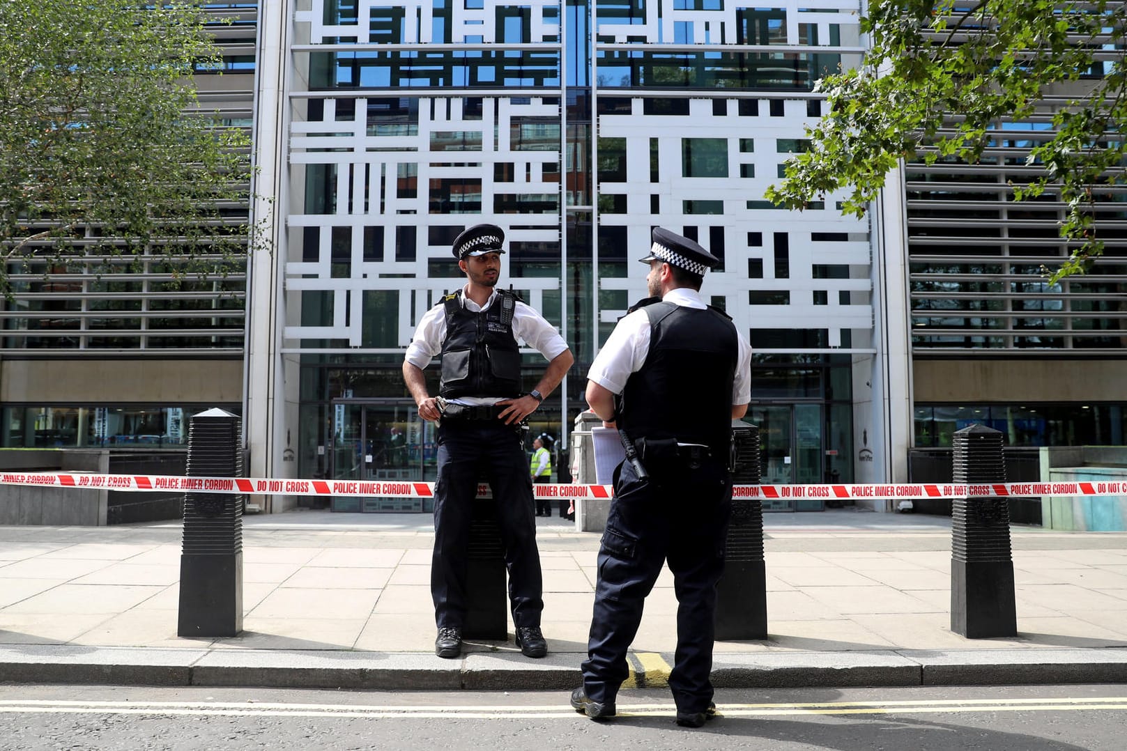Polizisten vor dem britischen Innenministerium: Hintergründe des Angriffs sind noch unklar.