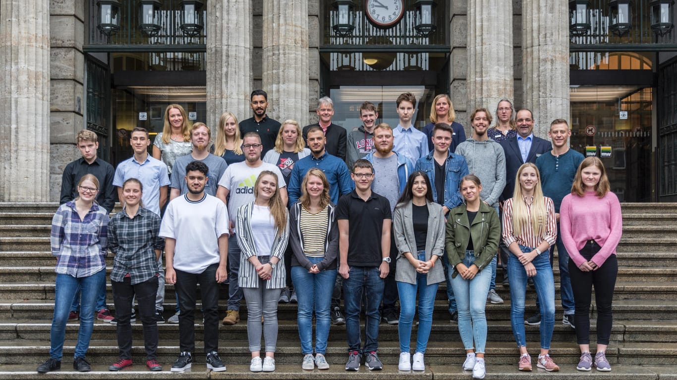 Auszubildende vor dem Wuppertaler Rathaus: 24 junge Menschen haben bei der Stadt ihren Dienst aufgenommen.