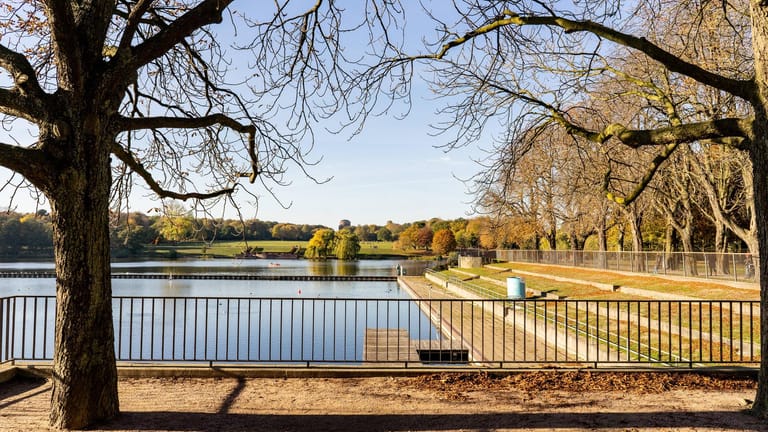 Blick über den Stadtparksee: Inmitten des Parks liegt der See und die große Wiese.