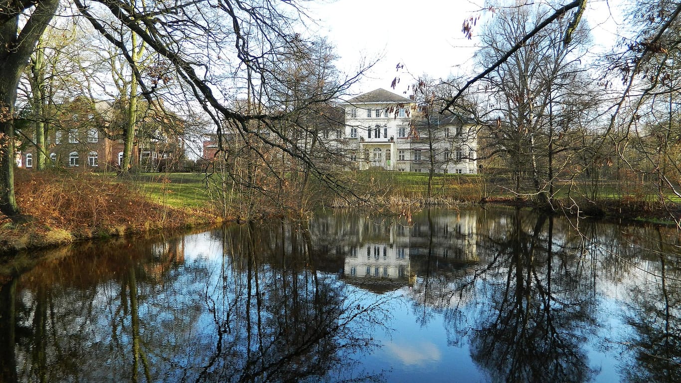 Parkteich im Berner Gutspark: Inmitten des Parks liegt das Gutshaus "Berner Schloss".