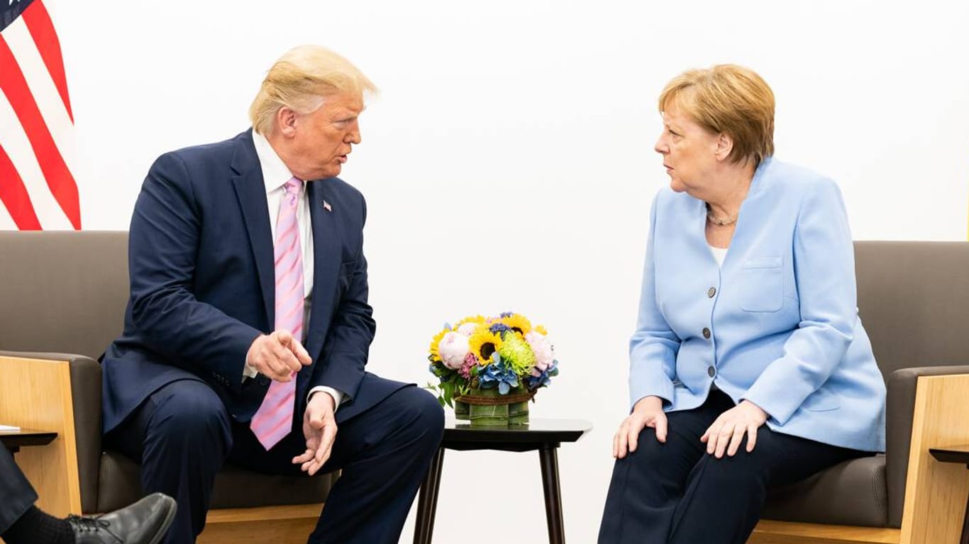 Trump und Merkel beim G20-Gipfel in Osaka: Im Juni trafen die Chefs der 20 wichtigsten Industrie- und Schwellenländer sich in Japan. Die Stimmung zwischen dem US-Präsidenten und der Kanzlerin schwankte. Erst gab es Küsschen, dann grimmige Blicke.
