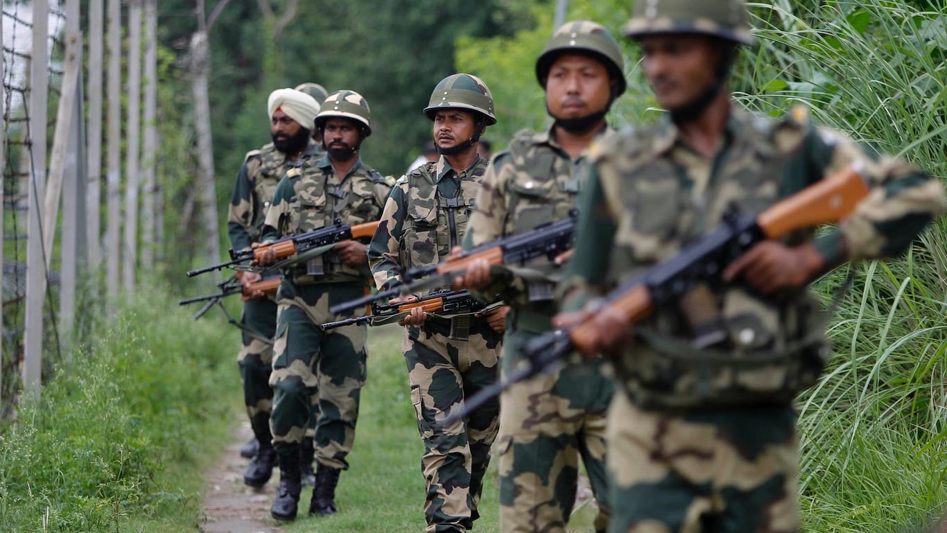 Indische Soldaten patrouillieren an der Grenze zum von Pakistan kontrollierten Teil von Kaschmir.