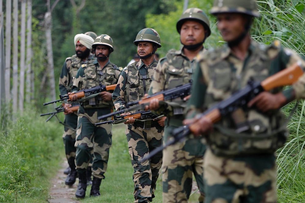 Indische Soldaten patrouillieren an der Grenze zum von Pakistan kontrollierten Teil von Kaschmir.