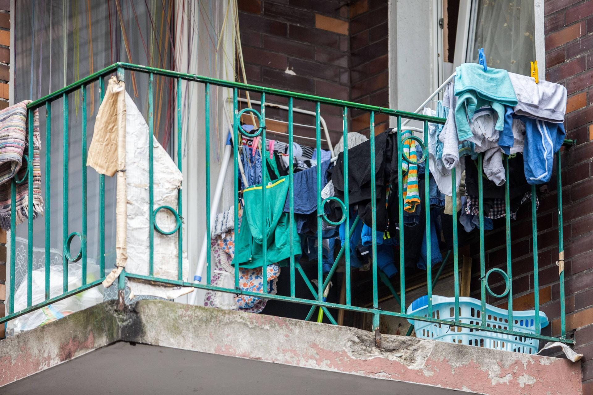 Bild einer Schrottimmobilie in Duisburg-Marxloh: Ähnliche Probleme gibt es nun auch in ländlicheren Kommunen.