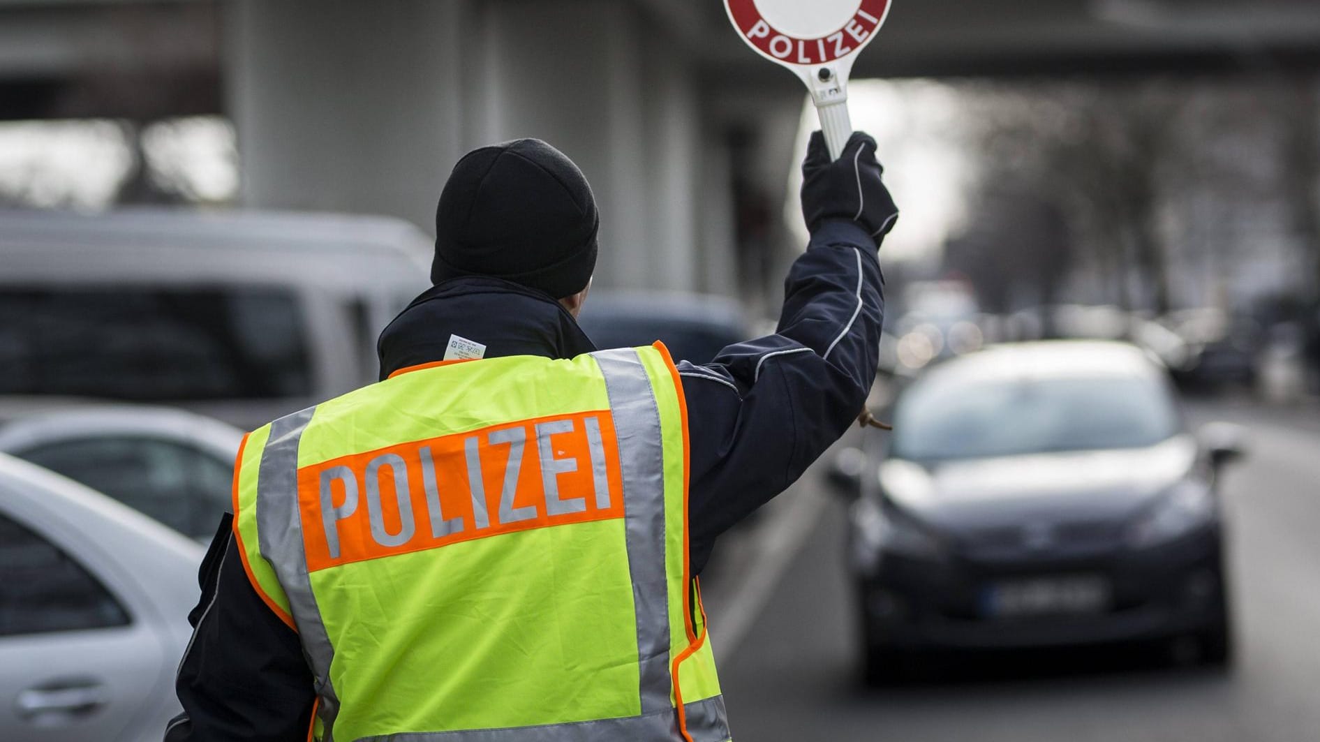 Polizeikontrolle: Verkehrsvergehen müssen deutlich härter geahndet werden, fordert ein Experte.