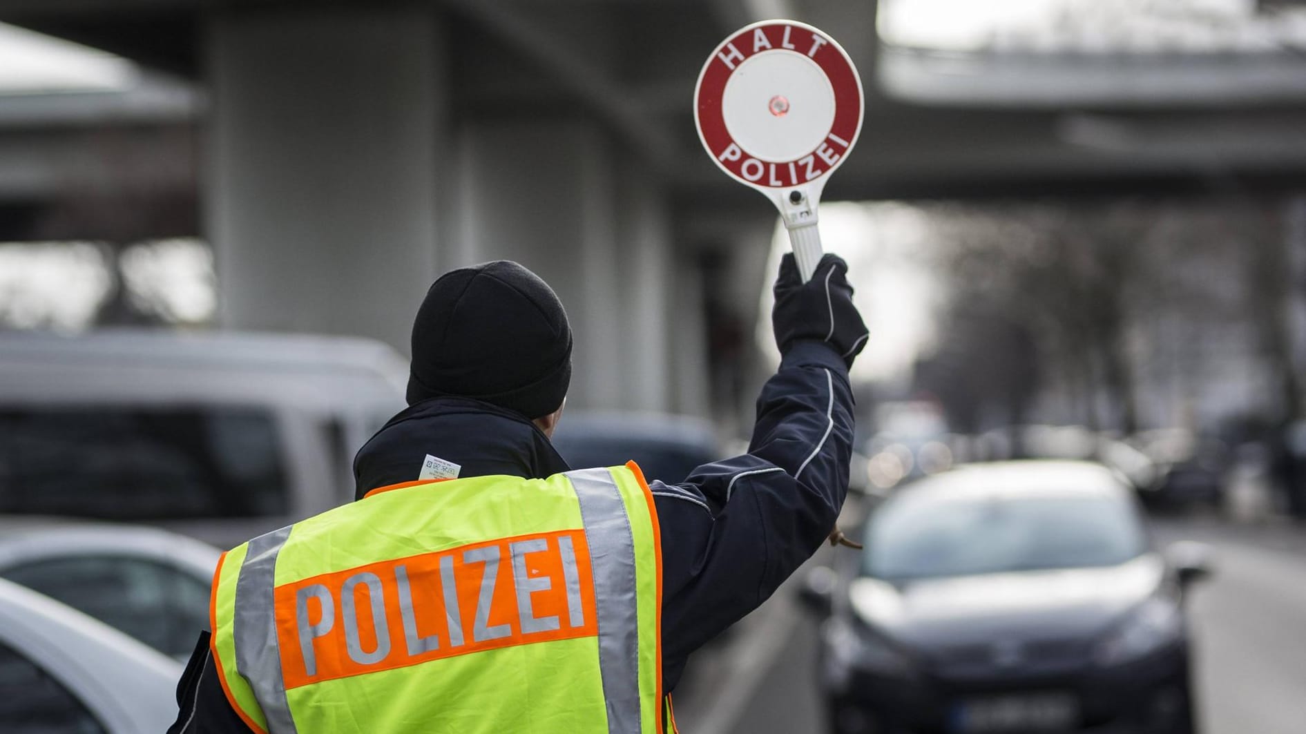 Polizeikontrolle: Verkehrsvergehen müssen deutlich härter geahndet werden, fordert ein Experte.