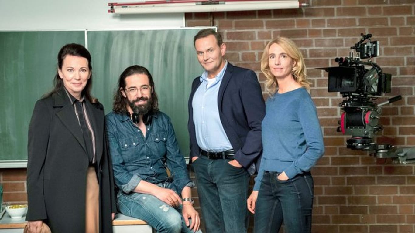 Die Schauspielerin Iris Berben (l-r), der Autor und Regisseur Leo Khasin sowie die Schauspieler Devid Striesow und Ursina Lardi am Set des ZDF-Films "Das Unwort".