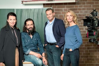 Die Schauspielerin Iris Berben (l-r), der Autor und Regisseur Leo Khasin sowie die Schauspieler Devid Striesow und Ursina Lardi am Set des ZDF-Films "Das Unwort".