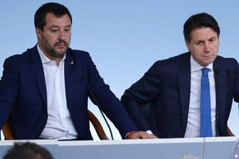 Innenminister Matteo Salvini (links) und Regierungschef Giuseppe Conte (rechts) haben eine unterschiedliche Linie in der Flüchtlingspolitik.