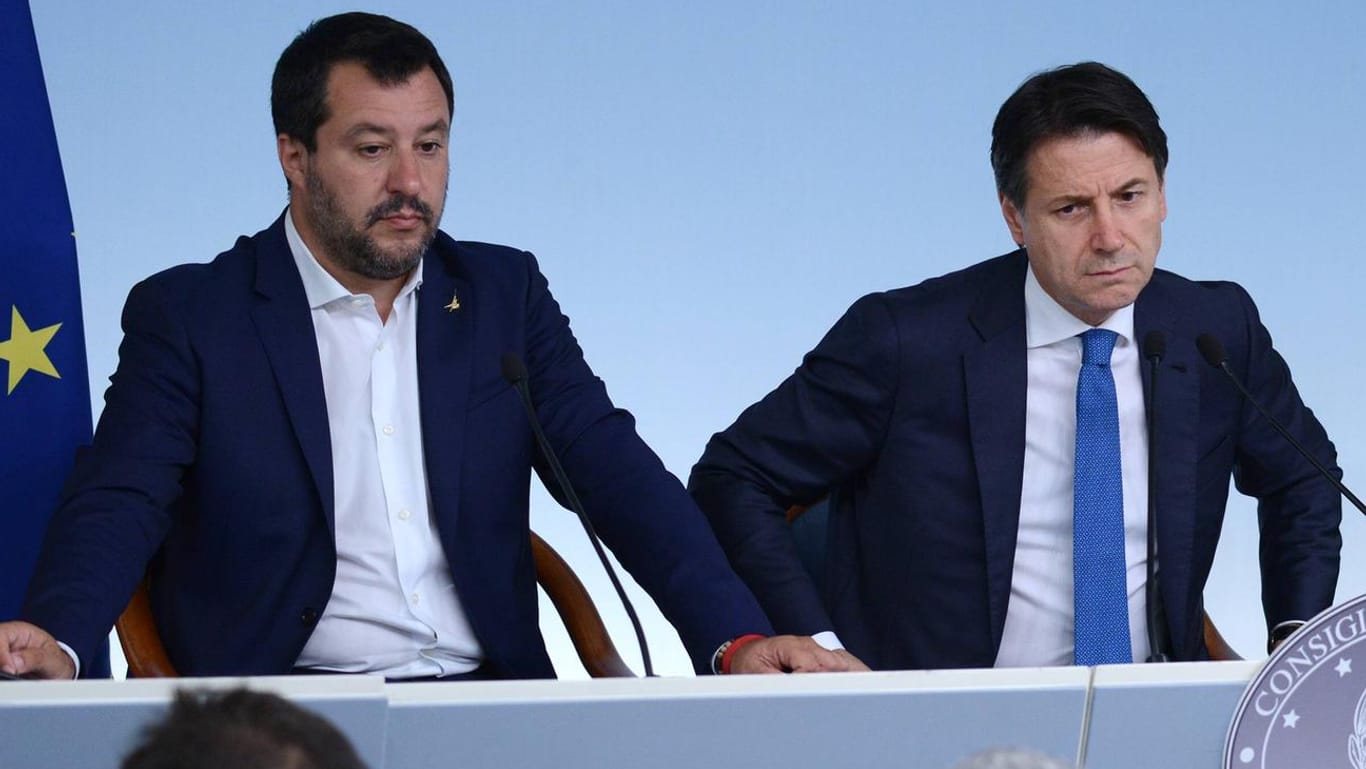 Innenminister Matteo Salvini (links) und Regierungschef Giuseppe Conte (rechts) haben eine unterschiedliche Linie in der Flüchtlingspolitik.