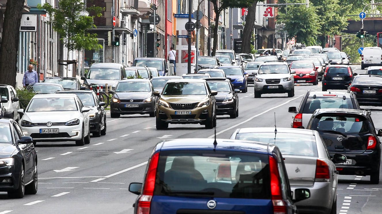 Verkehr in der City: Viele Innenstädte sind von Diesel-Fahrverboten bedroht. Das lässt die Nachfrage einbrechen.