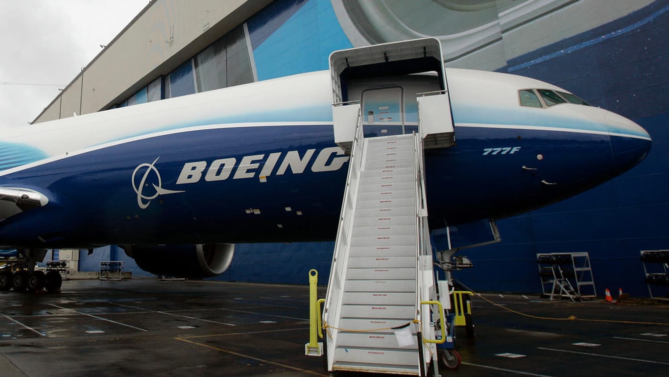 Eine Frachtmaschine vom Typ Boeing 777 (Archivbild): Der US-Hersteller verschiebt die Einführung der neuen Modellvariante 777-8 für Passagierflüge.
