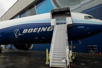 Eine Frachtmaschine vom Typ Boeing 777 (Archivbild): Der US-Hersteller verschiebt die Einführung der neuen Modellvariante 777-8 für Passagierflüge.