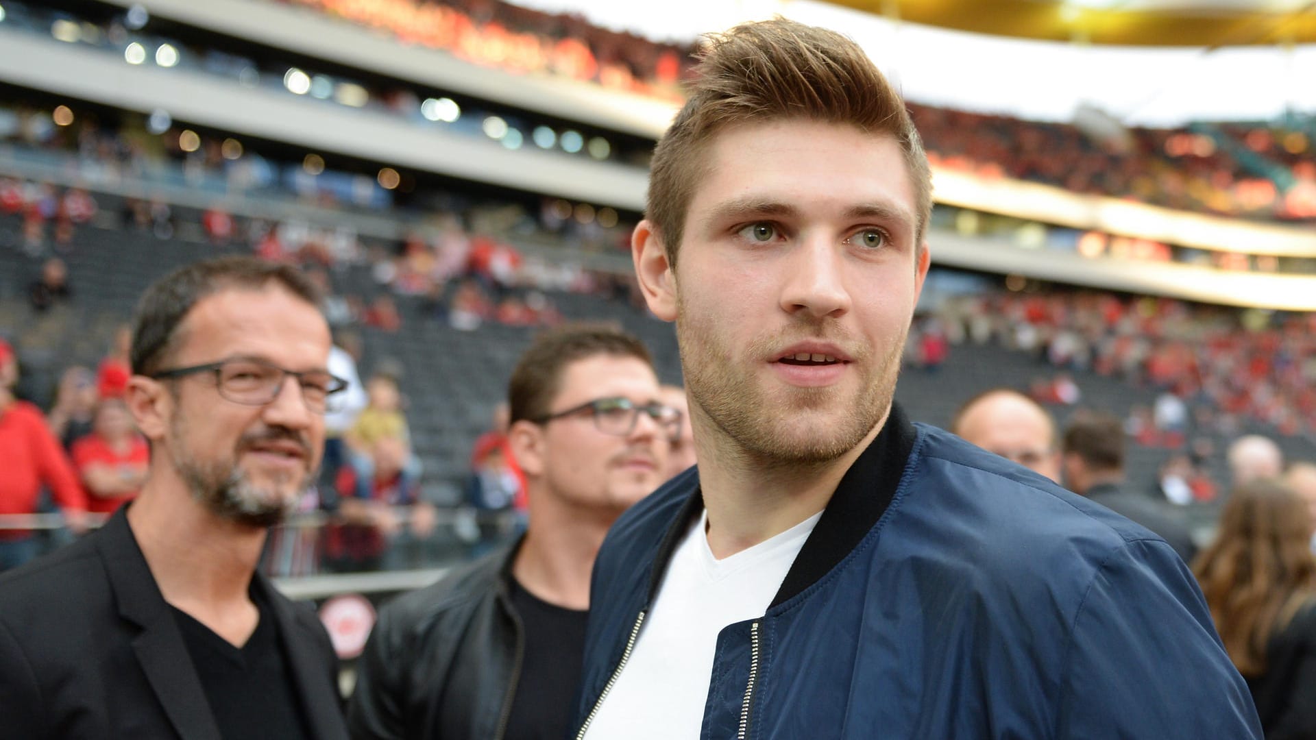 NHL-Star Leon Draisaitl (vo.) und SGE-Manager Fredi Bobic (l.).