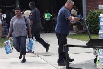 Wegen einer Bleiverseuchung wird in Newark Wasser an die Bevölkerung verteilt.