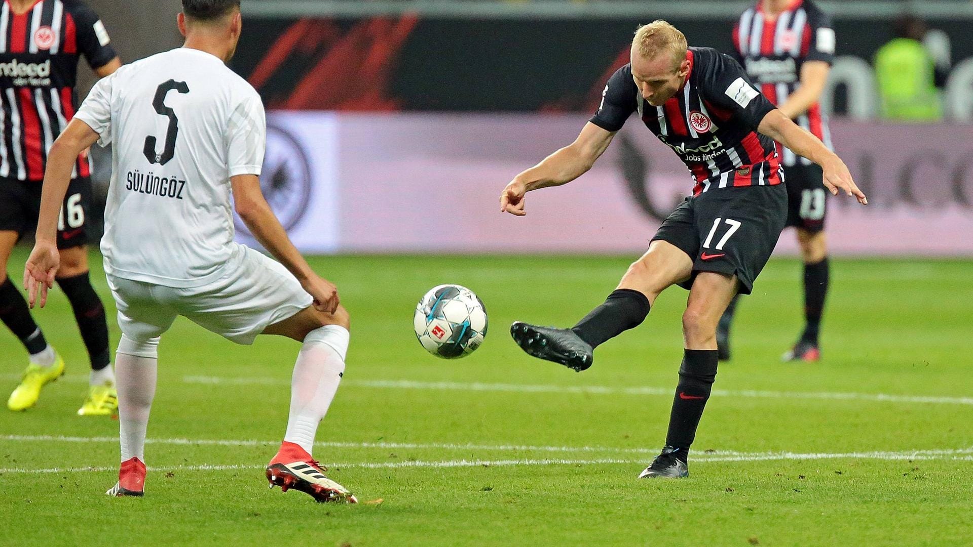 Sebastian Rode (r.) machte gegen Vaduz sein erstes Saisonspiel für die Eintracht.