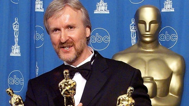 Der kanadische Regisseur James Cameron mit drei Oscars (1998).