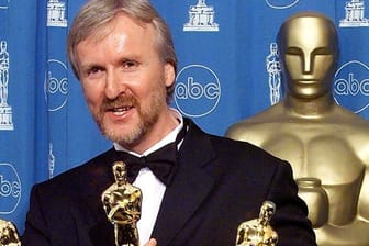 Der kanadische Regisseur James Cameron mit drei Oscars (1998).