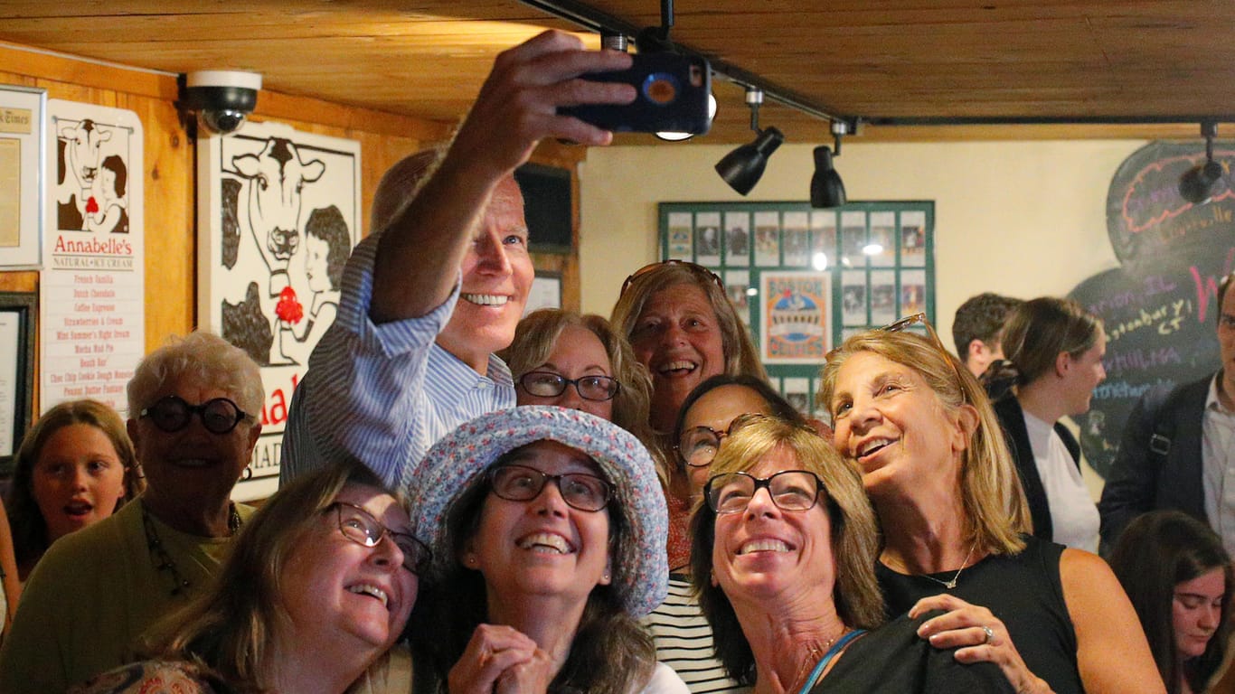 Selfies sind ein wichtiger Teil von Bidens Auftritten wie hier in New Hampshire.