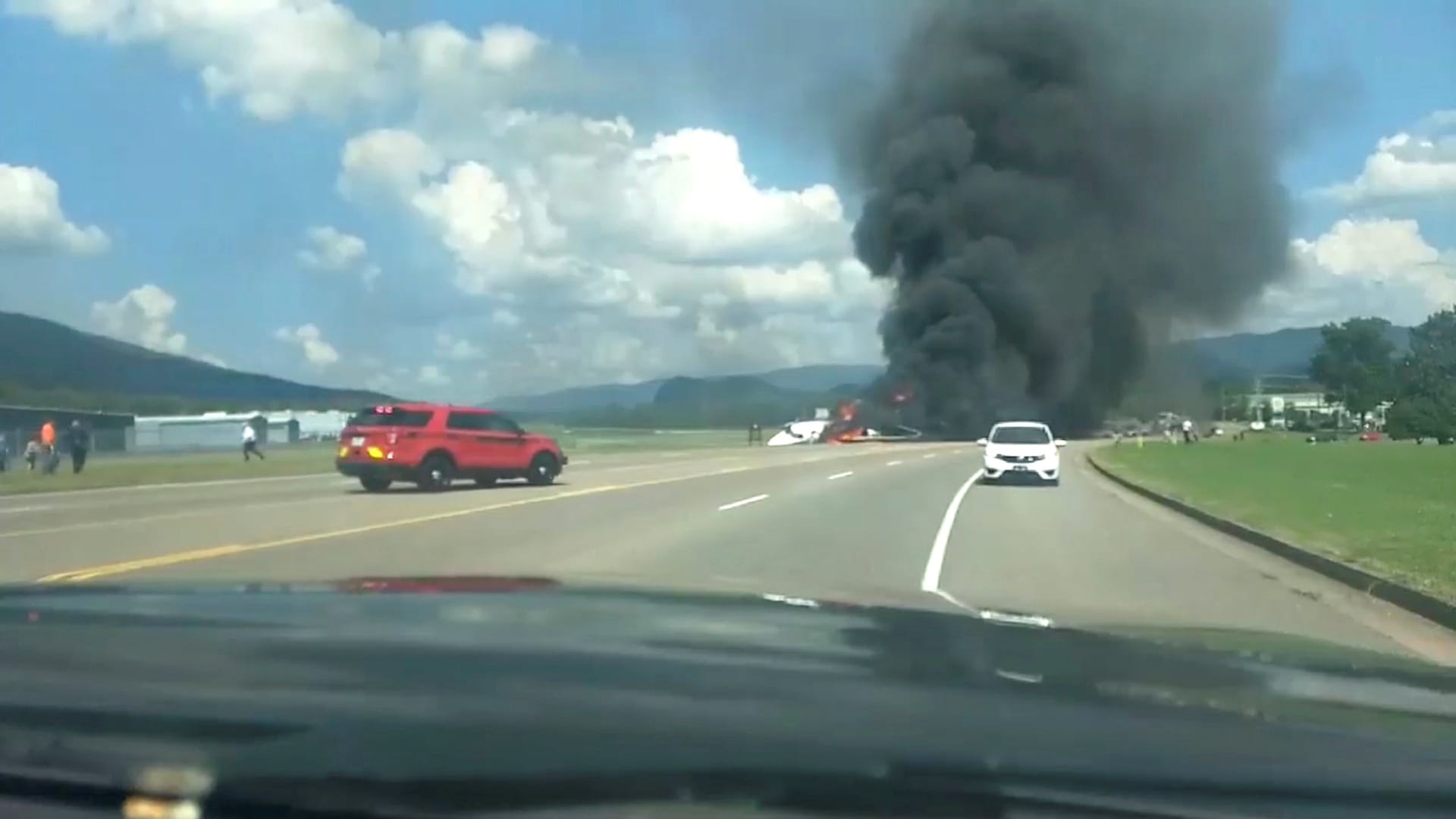 Am Unfallort des Fliegers in Tennessee steigen Rauchschwaden auf: Alle Insassen haben offenbar überlebt.