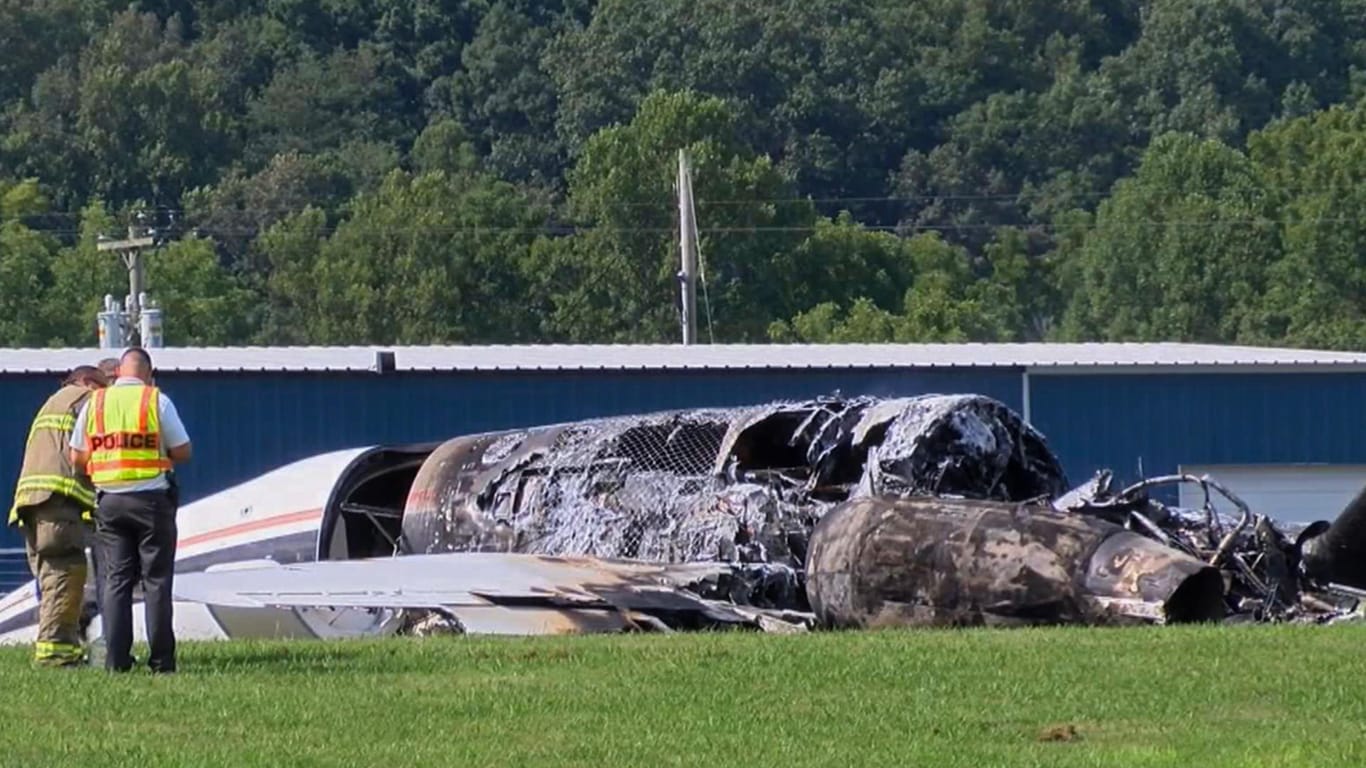Das ausgebrannte Flugzeugwrack: Der Absturz ereignete sich auf dem Elizabethton Municipal Airport.