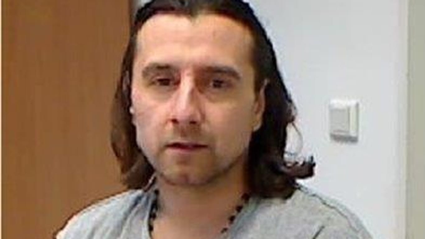 Fahndungsbild der Polizei: Der 42-jährige Strafgefangene Aleksander Erceg ist in der Nacht zu Freitag aus der JVA Bochum geflohen.