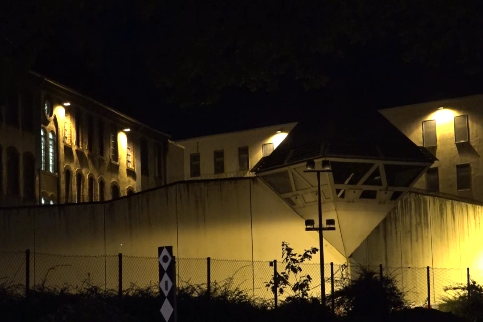 Die JVA Bochum in der Nacht: Nach der Flucht wurde eine Großfahndung eingeleitet.