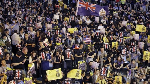 Demonstranten haben sich trotz einer verschärften Gangart Chinas erneut zu Protesten versammelt. Demonstranten haben sich trotz einer verschärften Gangart Chinas erneut zu Protesten versammelt.